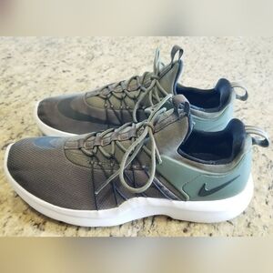 Nike Darwin Men's Running Shoes Cargo Khaki Military Green 819803-302 Size 7 EUC